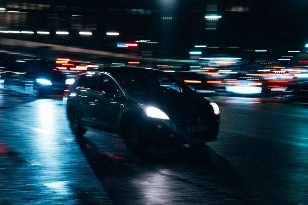 Gece şehir trafiğinde ilerleyen araçlar