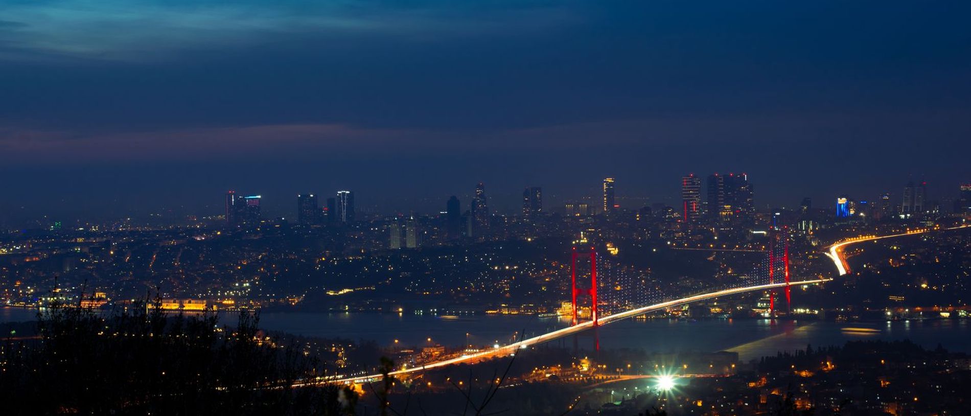 Gece İstanbul ve ışıklandırılmış Boğaz Köprüsü